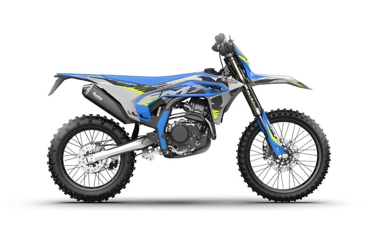 <div class='descrGalleryTitle'>SMX Enduro e Motard</div><div class='descrGalleryText'><p>Interessanti per sedicenni e non solo le <b>SMX Enduro, </b>disponibili come<b> 125 e 300 cc, e la SMX Motard</b>, solo 125, sempre a quattro tempi. Il dato della potenza per la 125 è naturalmente codice, 15 cavalli, mentre per la 300, che è <b>292 cc effettivi, arriva a 28</b>. Il telaio è in ogni caso un perimetrale in tubi tondi d’acciaio, la forcella è rovesciata e le ruote sono da 21 e 18”, con posteriore da 120/90 per la 125 e 140/80 per la 300. L’altezza sella è di 930 mm e il serbatoio tiene 7 litri per entrambe. Buono il dato del <b>peso in ordine di marcia: 121 kg per la 125 e 124 per la 300</b>. Sono moto leggere, esattamente ciò che serve per imparare a fare fuoristrada. Non sono resi noti altri dati, non conosciamo la bontà né l’escursione delle sospensioni, ma le foto promettono delle dual belle e ben fatte.</p>
</div>